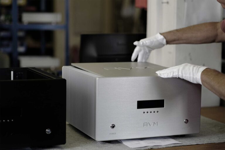 AVM-Hands-Crafting-Stereo-Flagship-Power-Amplifier-Black-Aluminium-Gloves-German-High-End-Audio-Hifi-Manufactory-19110401